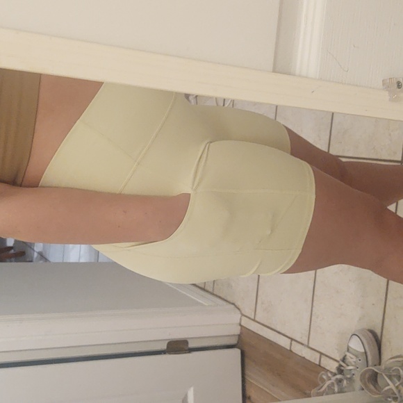 Fabletics yellow bike shorts size M - Picture 6 of 9